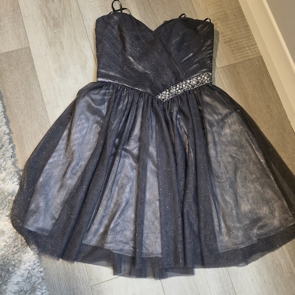 Laura Elegant Gray Strapless Dress - size 6 - Picture 5 of 11